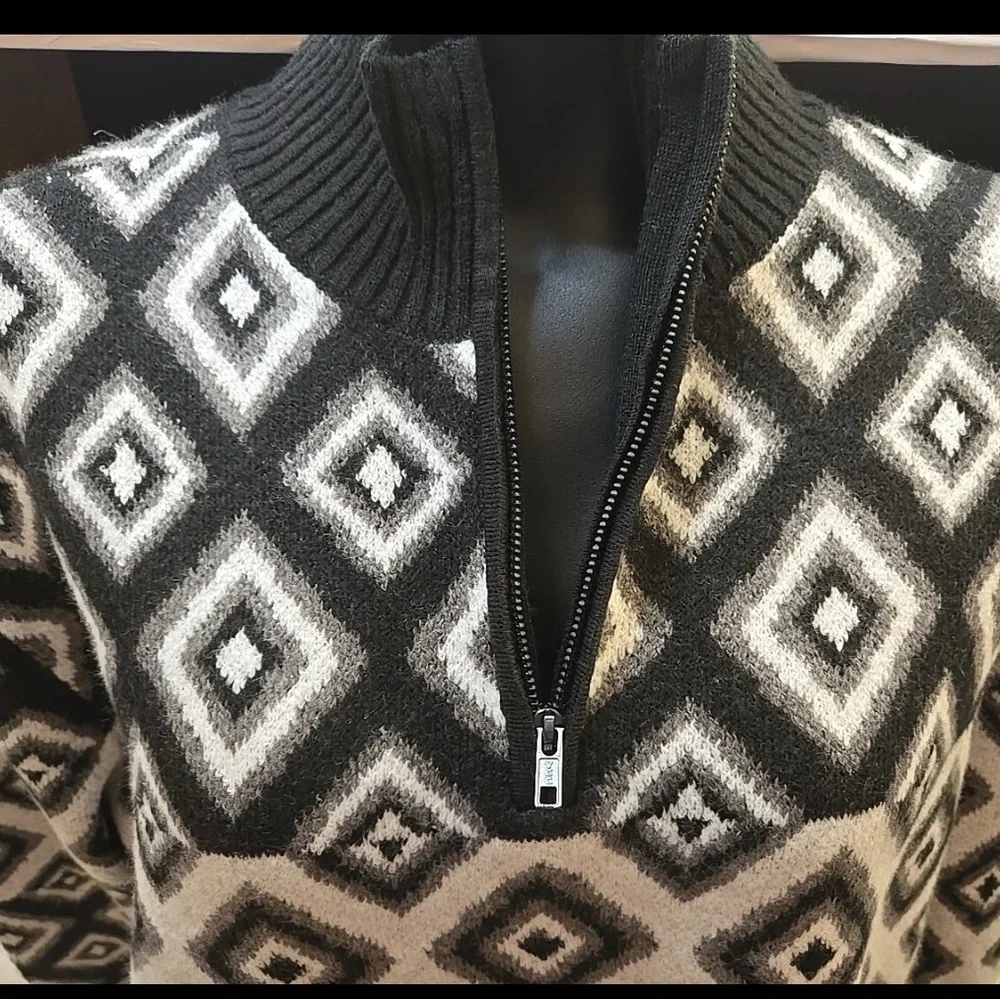 Stylish Black and White Zip-Up Sweater for Men - Picture 5 of 6